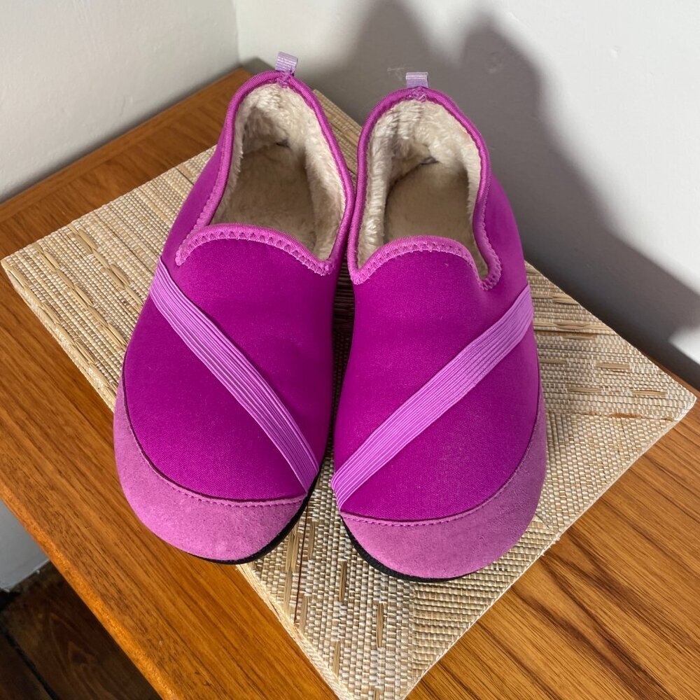KoziKicks Woman's Slippers Sz LARGE (8.5 -9.5)